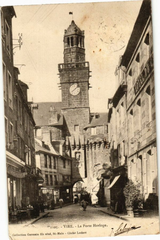 Carte postale ancienne Vire - La Porte Horloge