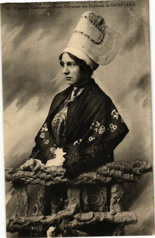 Carte postale ancienne Types Costumes - Riche Paysanne