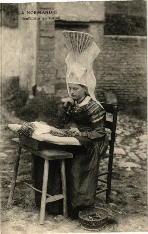Carte postale ancienne Dentelliere au travail