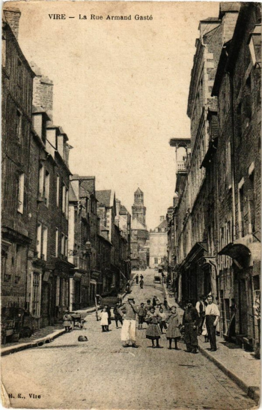 Carte postale ancienne Vire - La Rue Armand