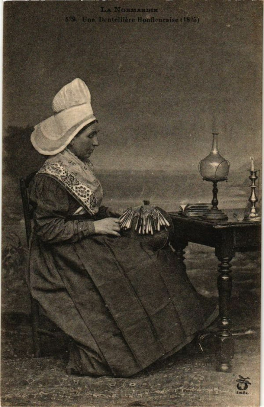 Carte postale ancienne Une Dentelliere HONFLEURaise à Honfleur