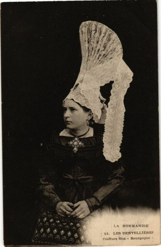 Carte postale ancienne Les Dentelliers - Coiffure dite