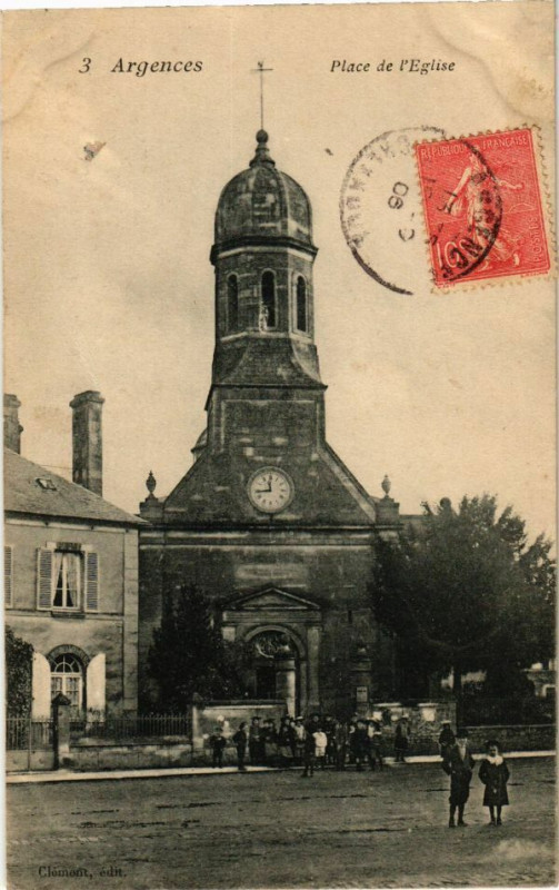 Carte postale ancienne Argences - Place de l'Eglise à Argences
