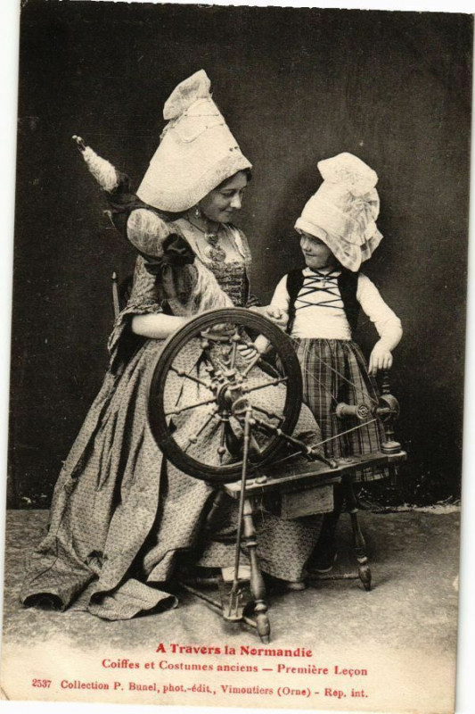Carte postale ancienne A travers la Normandie - Coiffes et Costumes