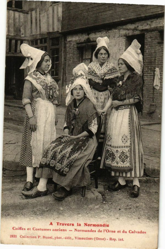 Carte postale ancienne A travers la Normandie - Coiffes et Costumes