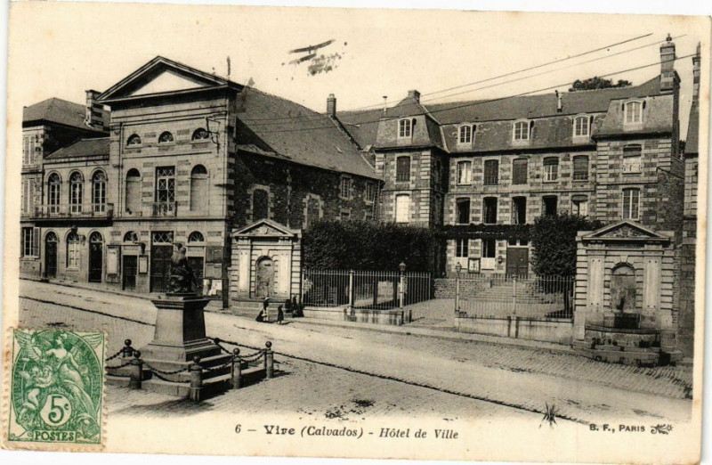 Carte postale ancienne Vire - Hotel de Ville