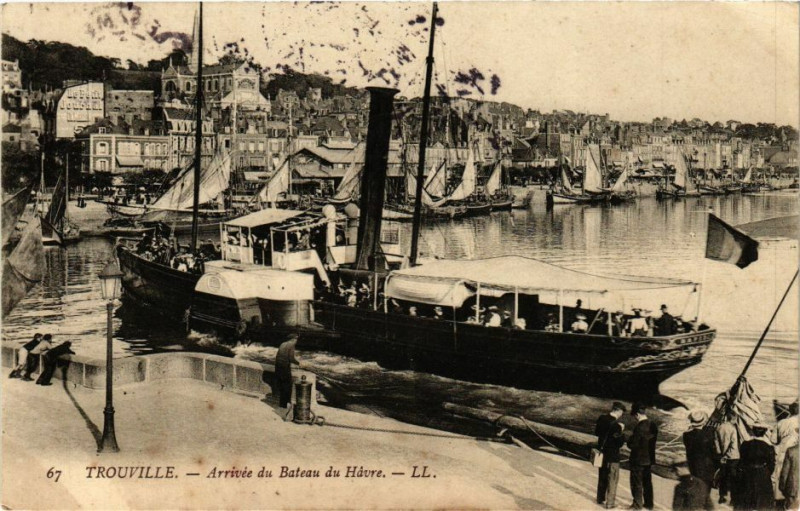 Carte postale ancienne Trouville - Arrivee du Bateau