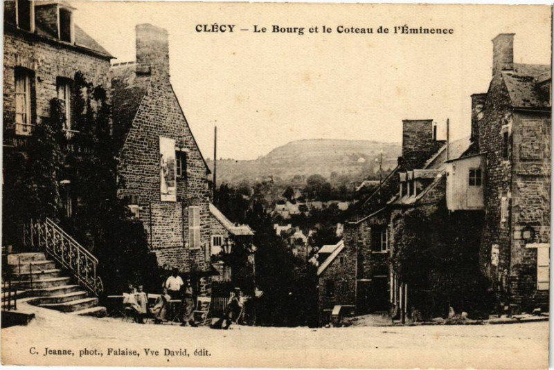 Carte postale ancienne Clecy - Le Bourg et le Coteau à Clécy