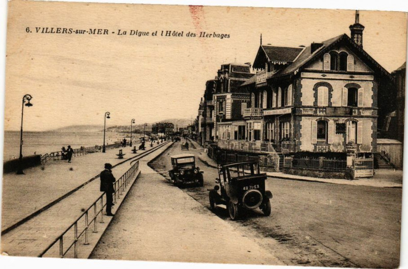 Carte postale ancienne Villers-sur-Mer - La Digue et l'Hotel des Herbages à Villers-sur-Mer