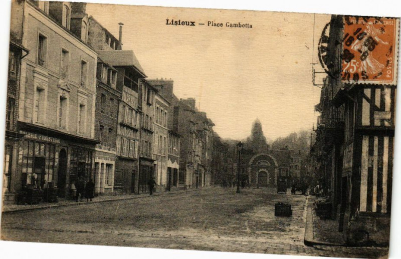 Carte postale ancienne Lisieux - Place Gambetta à Lisieux