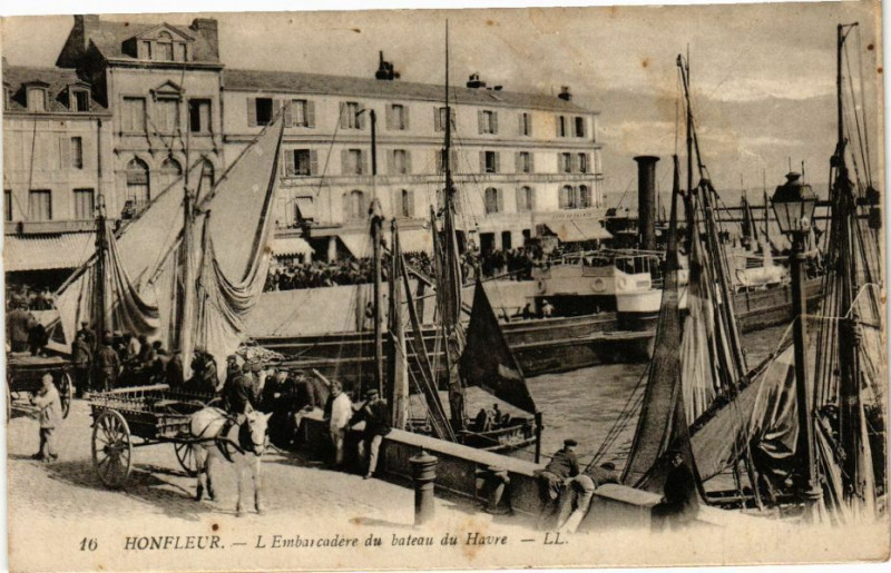 Carte postale ancienne Honfleur - L'Embarcadere du bateau du Havre à Honfleur