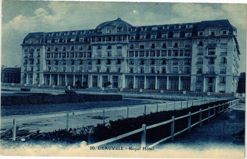Carte postale ancienne Deauville - Royal Hotel à Deauville