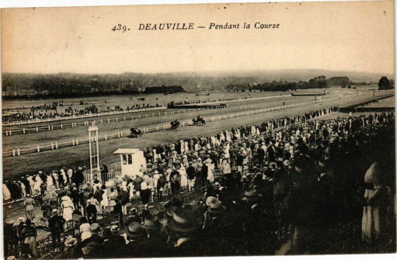 Carte postale ancienne Deauville - Pendant la Course à Deauville