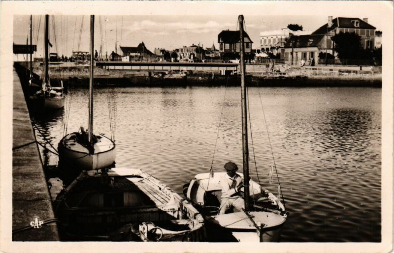 Carte postale ancienne Courseulles - Yachts au Port