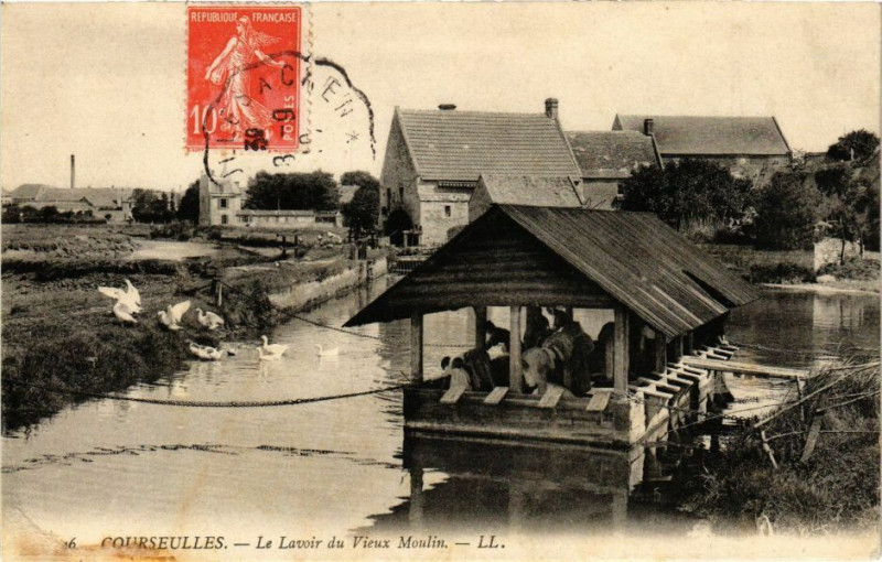 Carte postale ancienne Courseulles - Le Lavoir du Vieux Moulin à Vieux