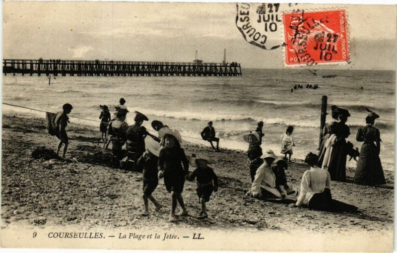 Carte postale ancienne Courseulles - La Plage et la Jetee