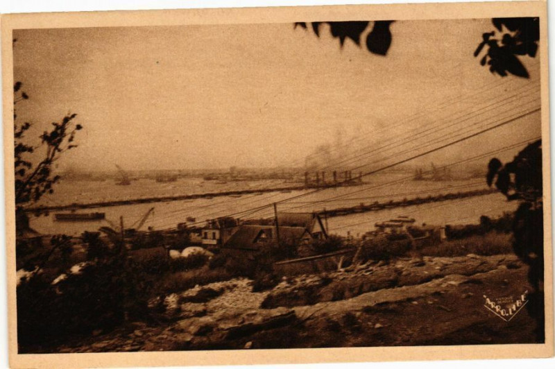 Carte postale ancienne Arromanches-les-Bains - Vue sur le Port à Arromanches-les-Bains