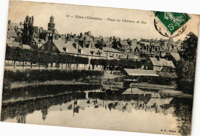 Carte postale ancienne Vire - Place du Chateau de Bas