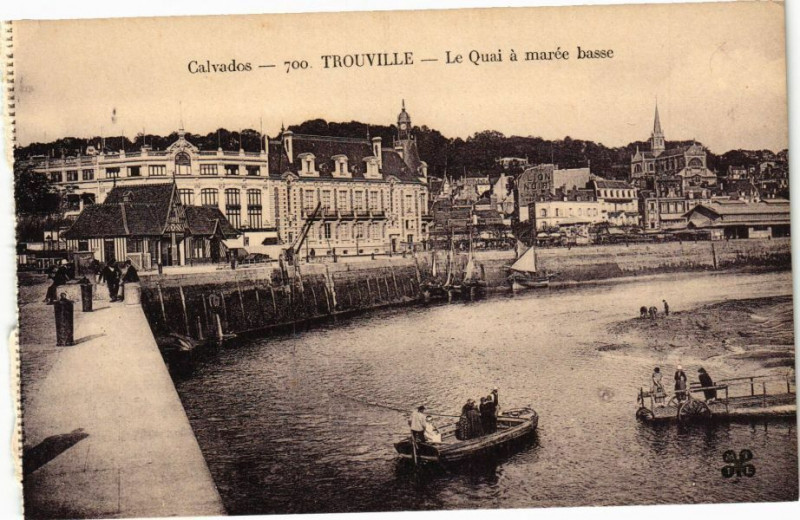 Carte postale ancienne Trouville - Le Quai a maree basse