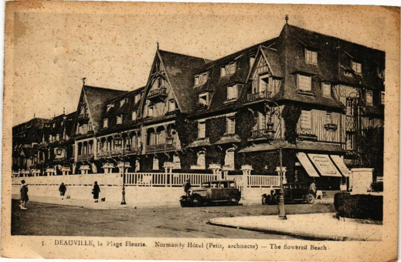 Carte postale ancienne Deauville la Plage Fleuire - Normandy Hotel à Deauville