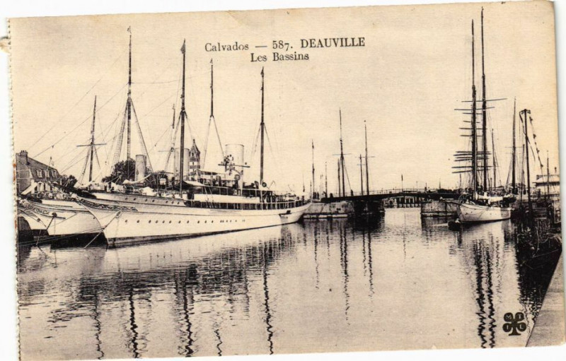 Carte postale ancienne Deauville - Les Bassins à Deauville