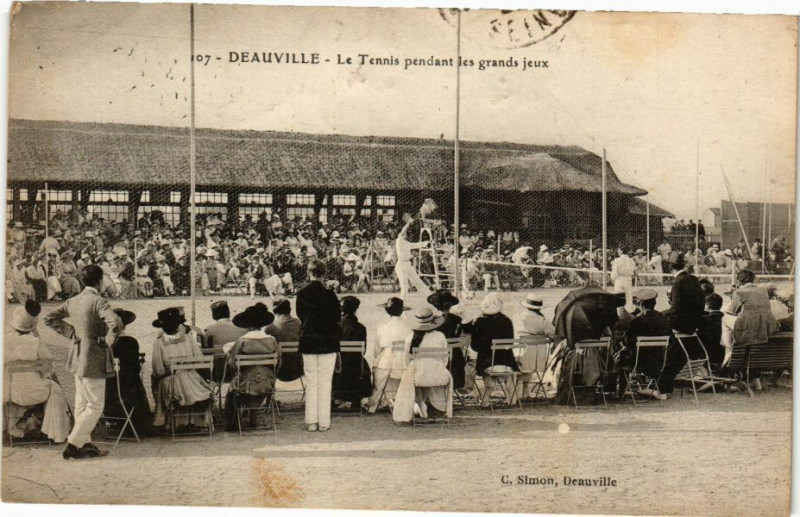 Carte postale ancienne Deauville - Le Tennis pendant les grands jeux à Deauville