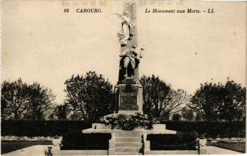 Carte postale ancienne Cabourg - Le Monument aux Morts à Cabourg