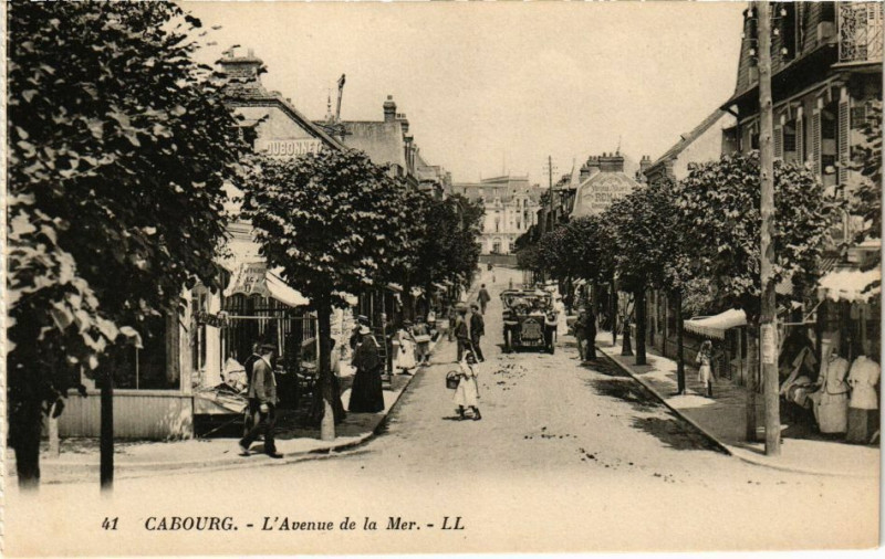 Carte postale ancienne Cabourg - L'Avenue de la Mer à Cabourg