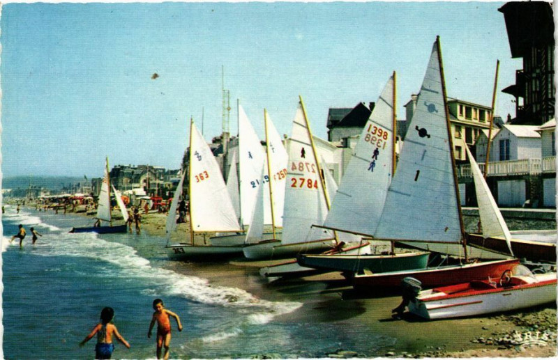 Carte postale ancienne Villers-sur-Mer - Les Voiliers sur la Plage à Villers-sur-Mer