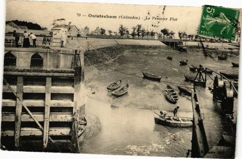 Carte postale ancienne Ouistreham - Le Premier Flot à Ouistreham