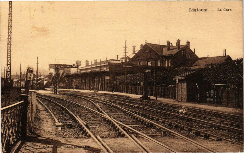 Carte postale ancienne Lisieux - La Gare à Lisieux