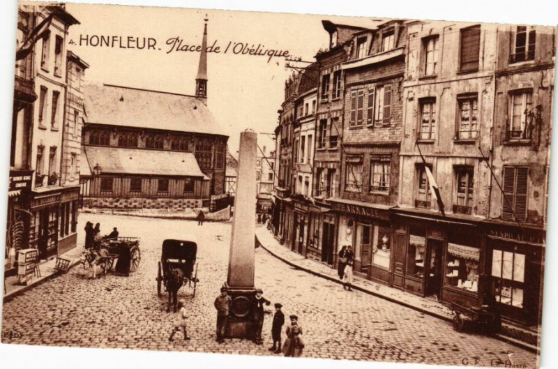 Carte postale ancienne Honfleur - Place de l 'Obelisque à Honfleur