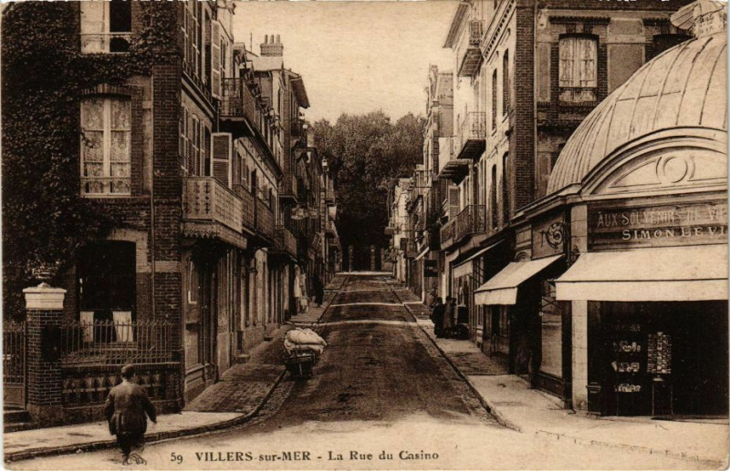 Carte postale ancienne Villers-sur-Mer - La Rue du Casino à Villers-sur-Mer
