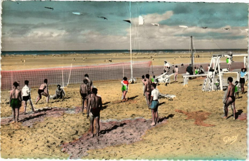 Carte postale ancienne Franceville-Plage - Les jeux sur la Plage
