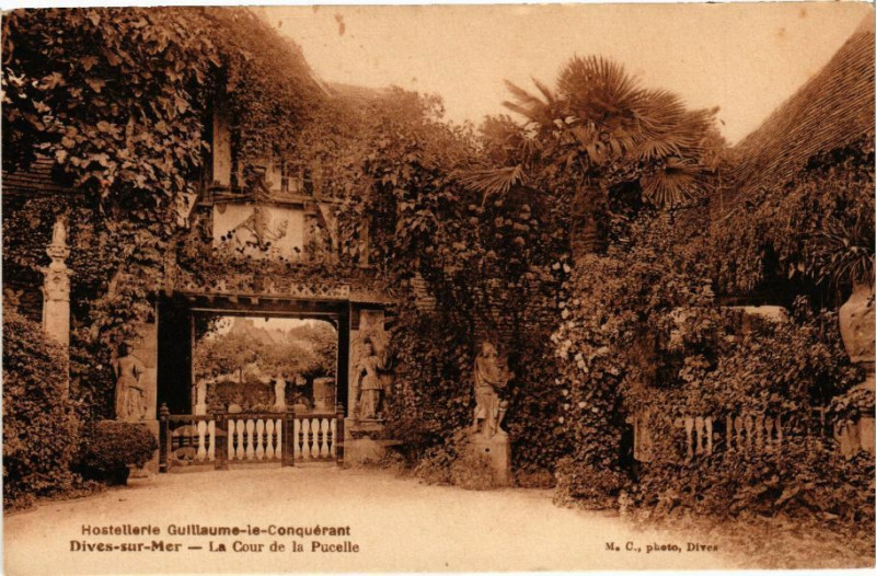 Carte postale ancienne Dives-sur-Mer - La Cour de la Pucelle à Dives-sur-Mer