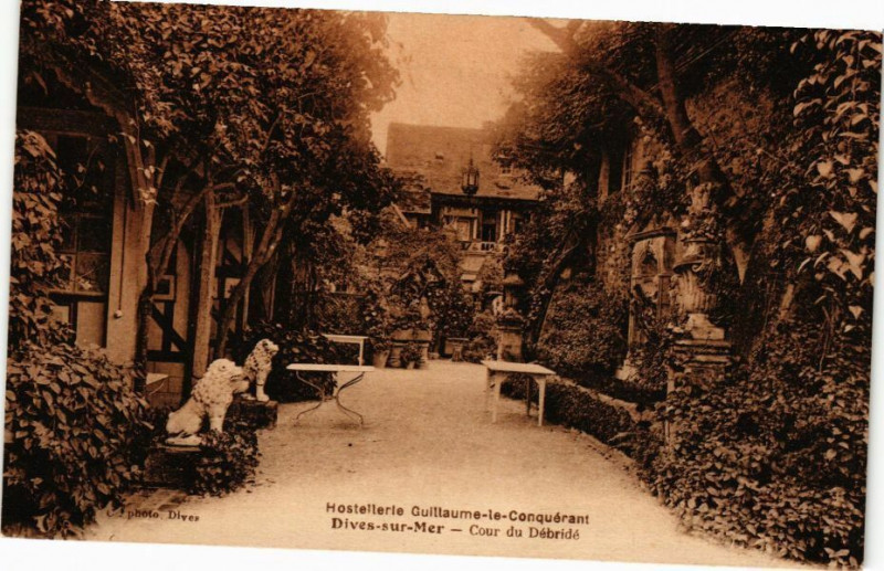 Carte postale ancienne Dives-sur-Mer - Cour du Debride à Dives-sur-Mer