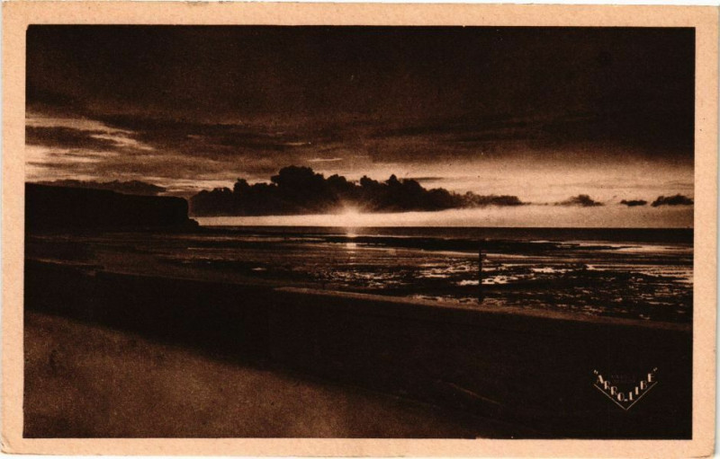 Carte postale ancienne Arromanches-les-Bains - Le Port de la Liberation à Arromanches-les-Bains