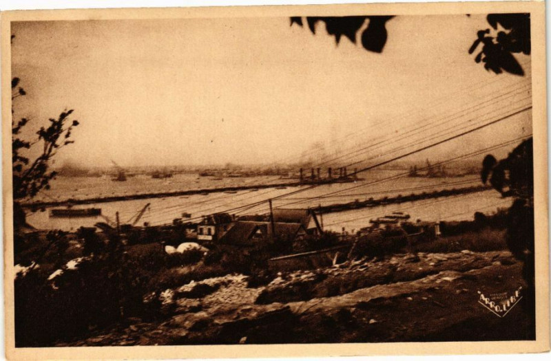 Carte postale ancienne Arromanches-les-Bains - Le Port de la Liberation à Arromanches-les-Bains