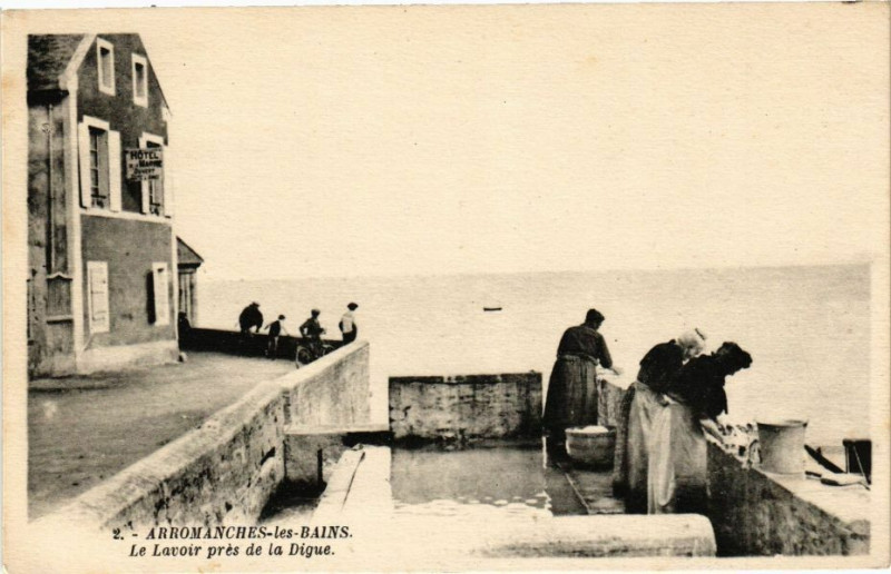 Carte postale ancienne Arromanches-les-Bains - Le Lavoir pres de la Digue à Arromanches-les-Bains