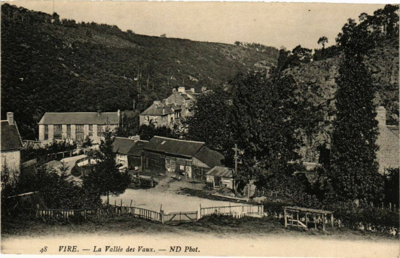 Carte postale ancienne Vire - La Vallée des Vaux