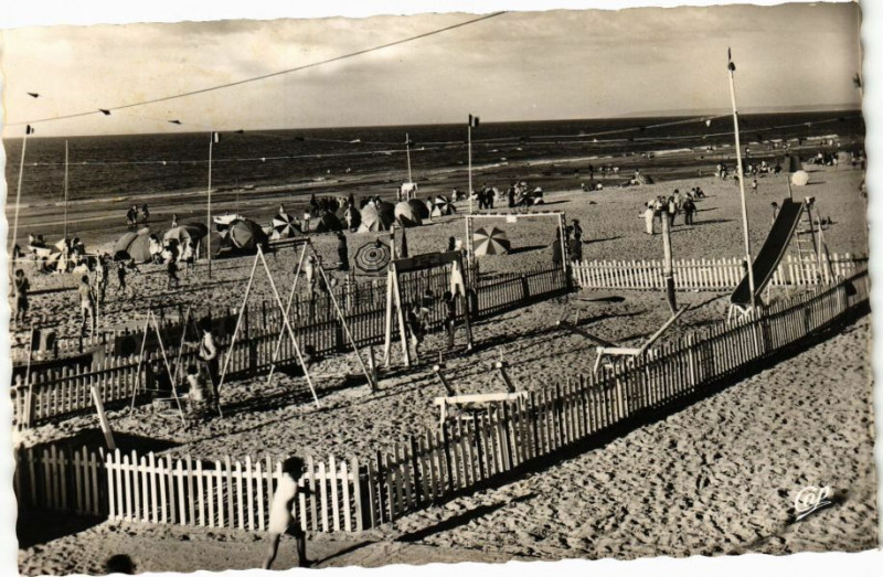Carte postale ancienne Franceville - Jeux sur la Plage