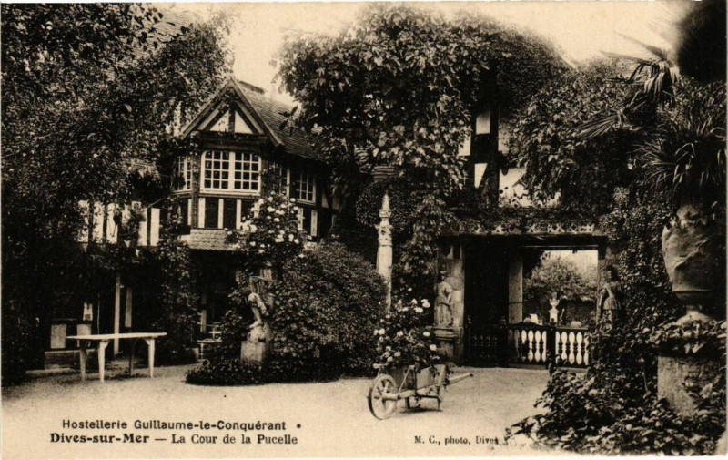 Carte postale ancienne Dives-sur-Mer - La Cour de la Pucelle à Dives-sur-Mer