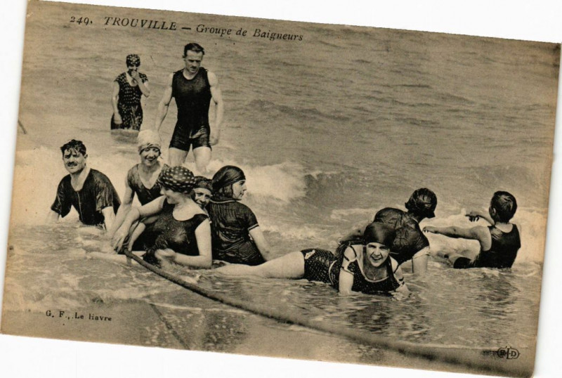 Carte postale ancienne Trouville-Groupe de Baigneurs