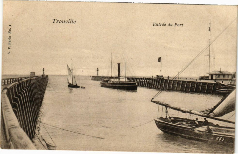 Carte postale ancienne Trouville-Entrée du Port