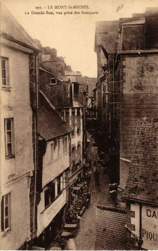 Carte postale ancienne Le Mont Saint-Michel - La Grande-Rue - Vue prise des Remparts au Mont-Saint-Michel