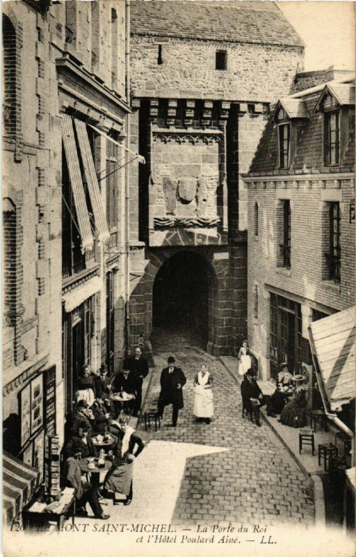 Carte postale ancienne Le Mont Saint-Michel - La Porte du Roi et l'Hotel Poulard Ainé au Mont-Saint-Michel