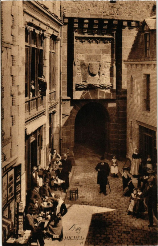 Carte postale ancienne Le Mont Saint-Michel - La Porte du Roi et l'Hotel Poulard Ainé au Mont-Saint-Michel