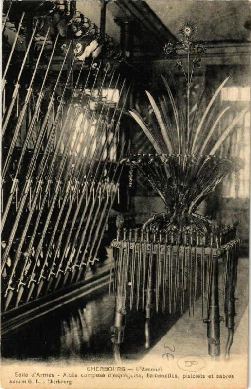 Carte postale ancienne Cherbourg - L'Arsenal - Salle d'Armes
