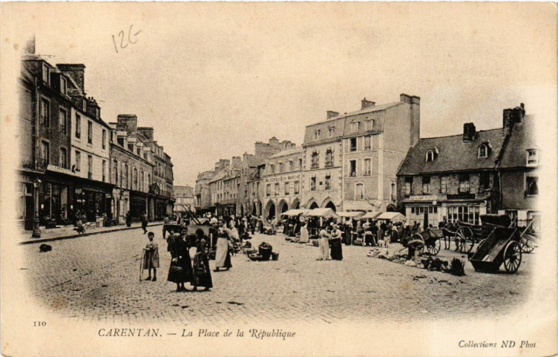 Carte postale ancienne Carentan - La Place de la Republique