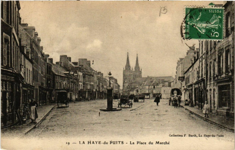 Carte postale ancienne La Haye-du-Puits - La Place du Marché à La Haye